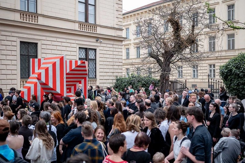 Vernisáže výstav Rudolf Sikora: Za a proti + Lena Knappova: I´ll Do My Own Lashes