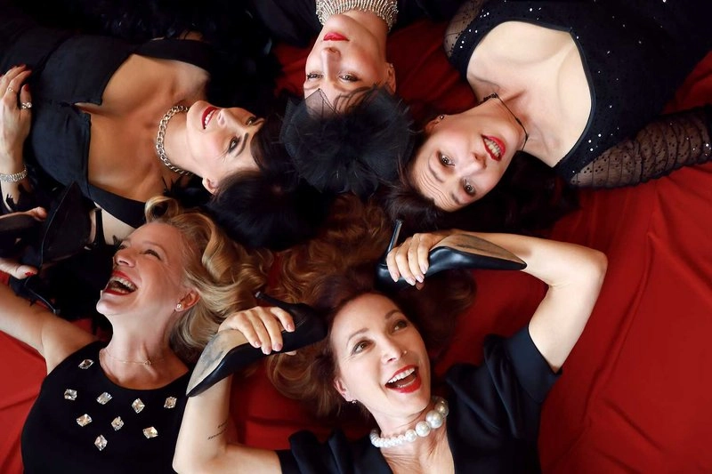 Urna na prázdném jevišti