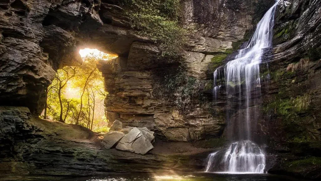 La Cascada de la Foradada de CantonigrĂČs đŠ Un Lugar de Cuento de Hadas đ