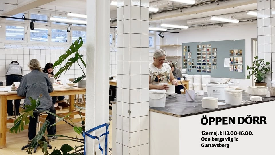 Öppen dörr till Keramikverkstaden i Gustavsberg