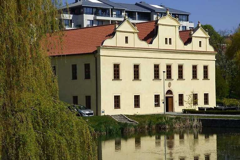 Břevnovem, po proudu Brusnice a proti proudu času