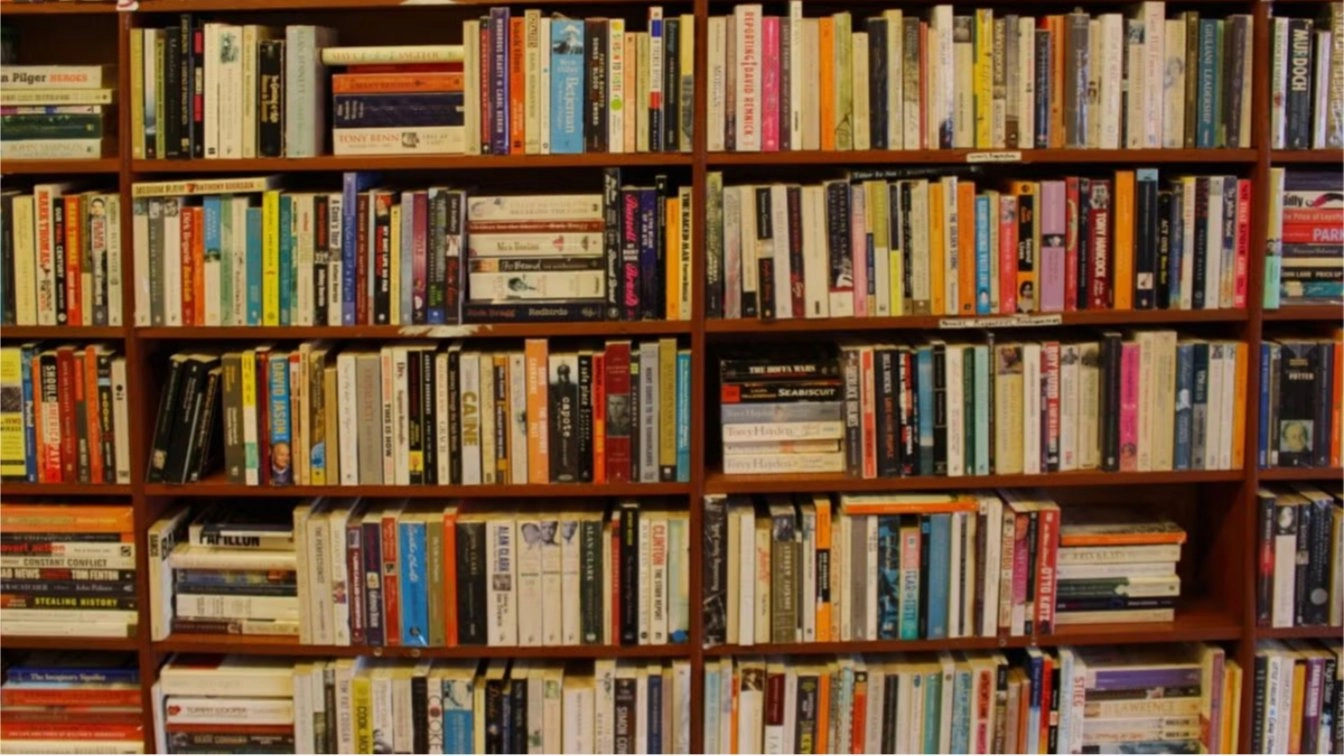 📚 Books & Social 🍸