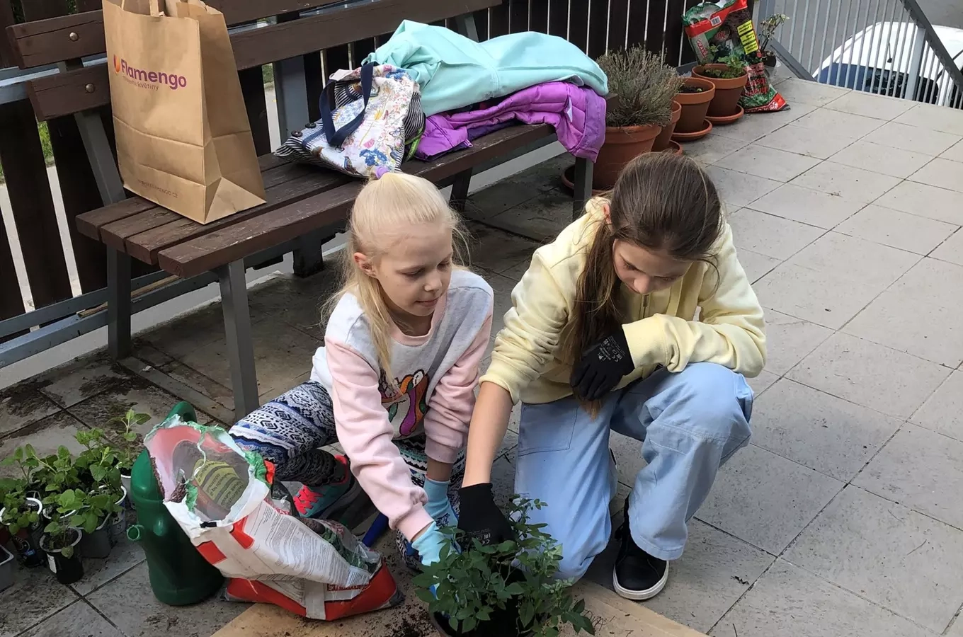 Společné osazování terasy u knihovny na Lesné