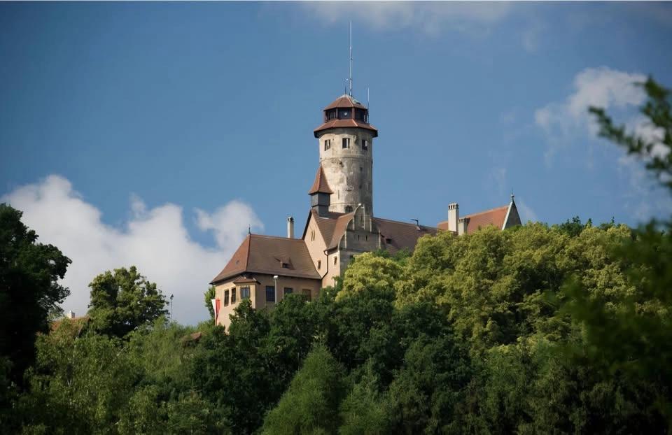 Young Expats - Hike to the Altenburg