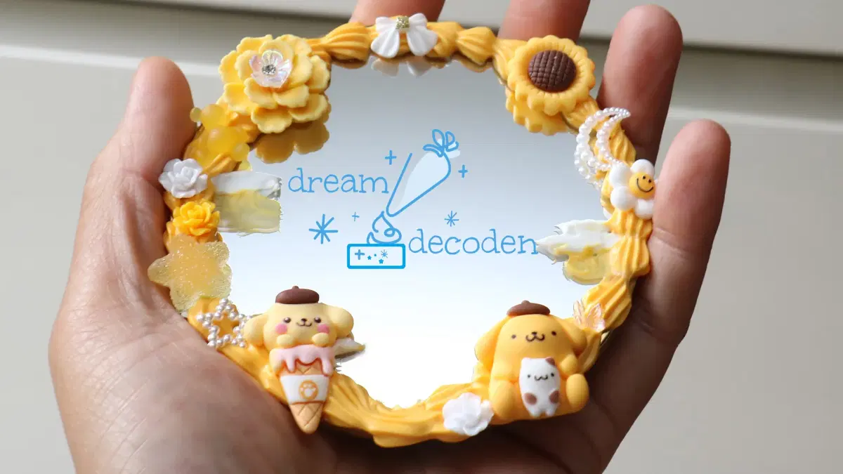 Decoden art and crafts workshop. Make cute mirrors and photoframes phone cases