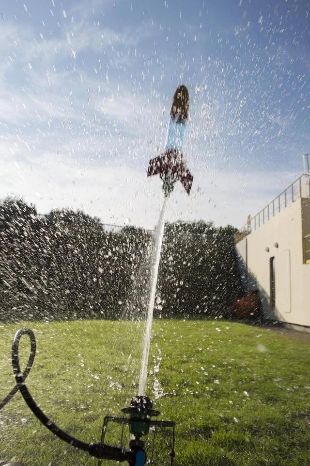 Lance une fusée à eau