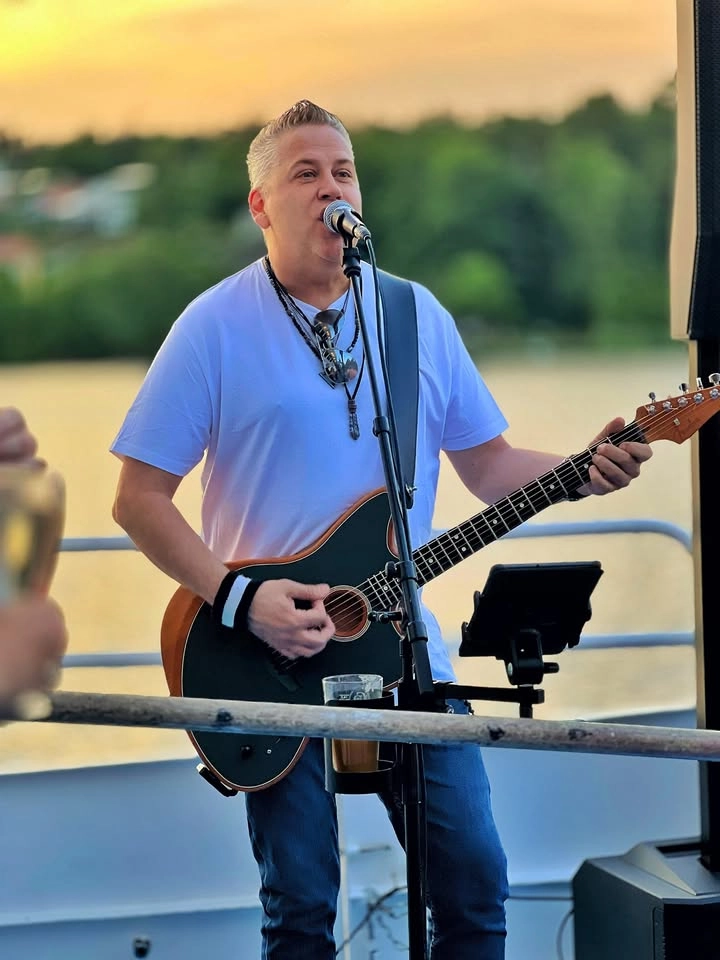 Rock, Räk & Tacokryssning, Övre Salong med Trubadur Micke