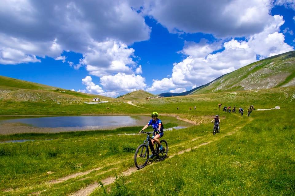 In E-Bike Campo Imperatore - Giro dei Cinque Laghetti e il Canyon dello scoppaturo