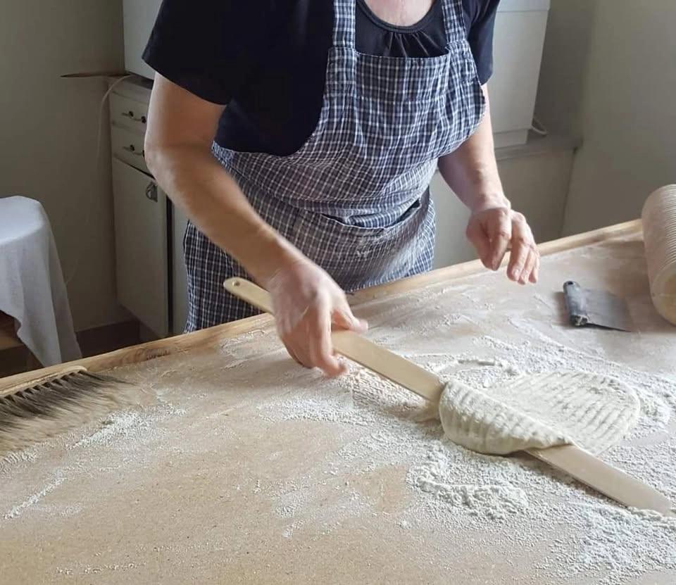 Tunnbrödsbakning för visning och försäljning