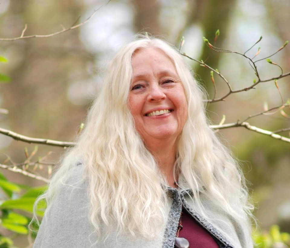 AKASHA ARKIVET MED GUNI HERNANDEZ