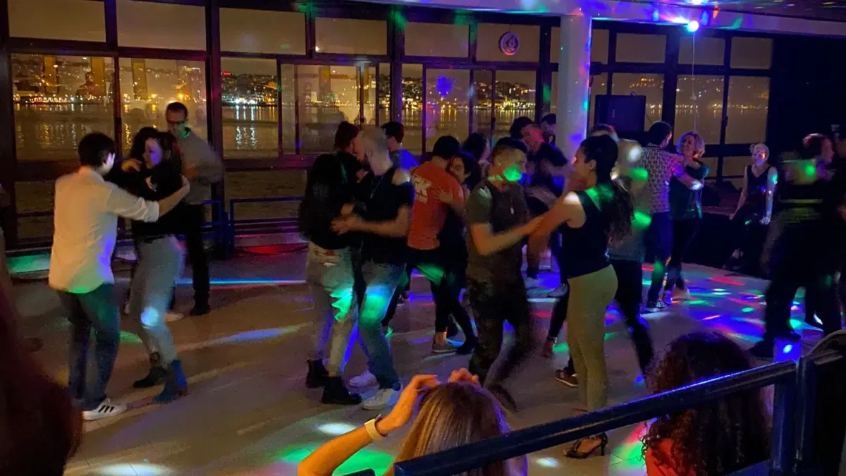 Friday Bachata social đ