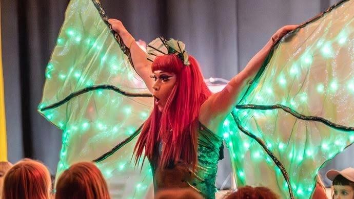 Parkteaterns "Lilla jag och drakarnas drottning" av Bland drakar och dragqueens