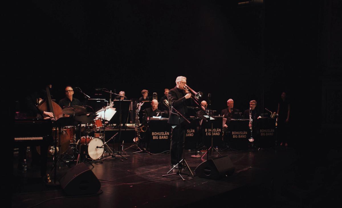 Bohuslän Big Band med Peter Apelgren – Juljazz på svenska