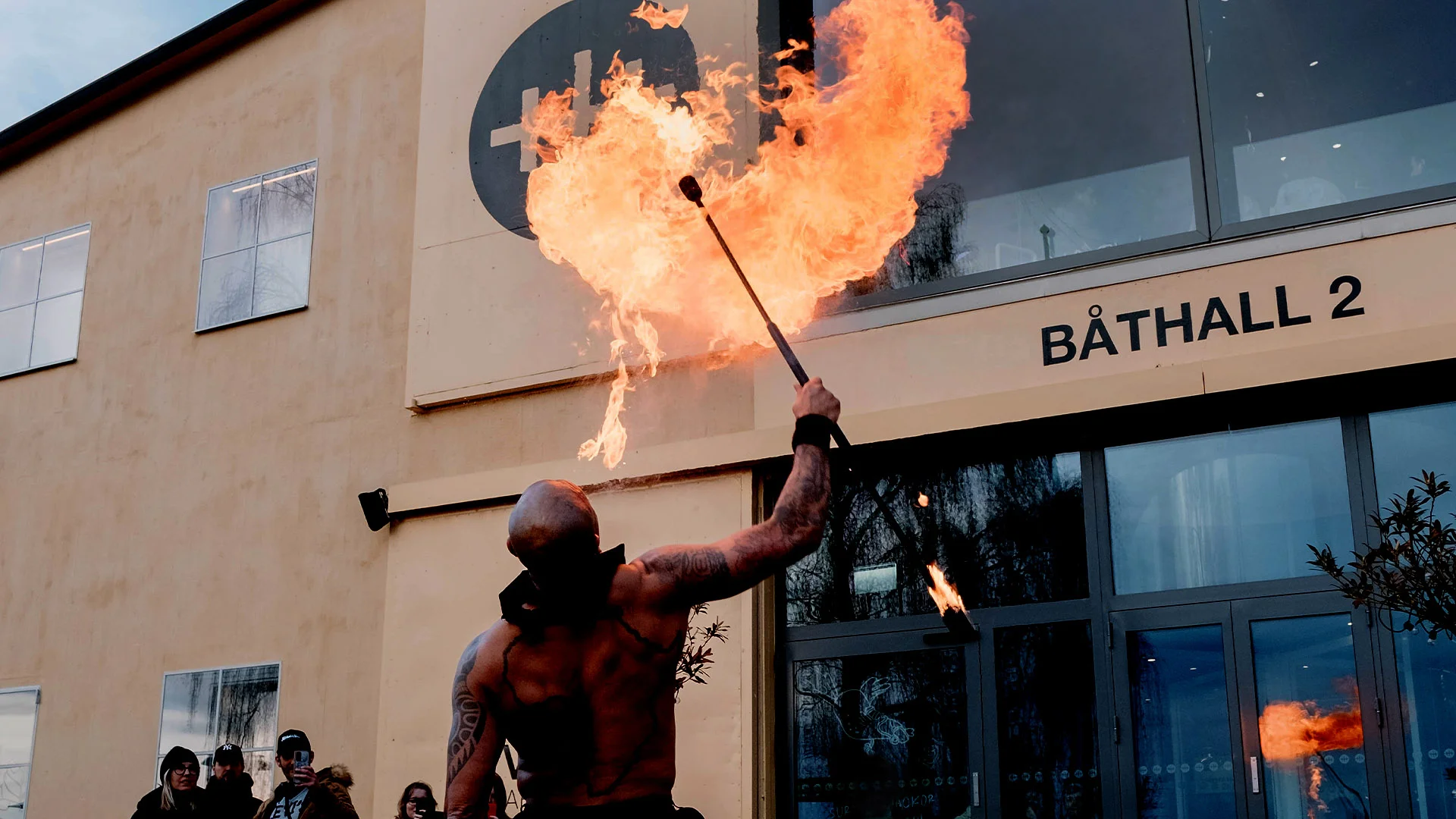 Havets djup vaknar upp till musik och eld