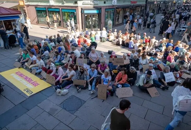 Rebellmammorna manifesterar inför valet. Rösta för klimatet! Rösta för framtiden!