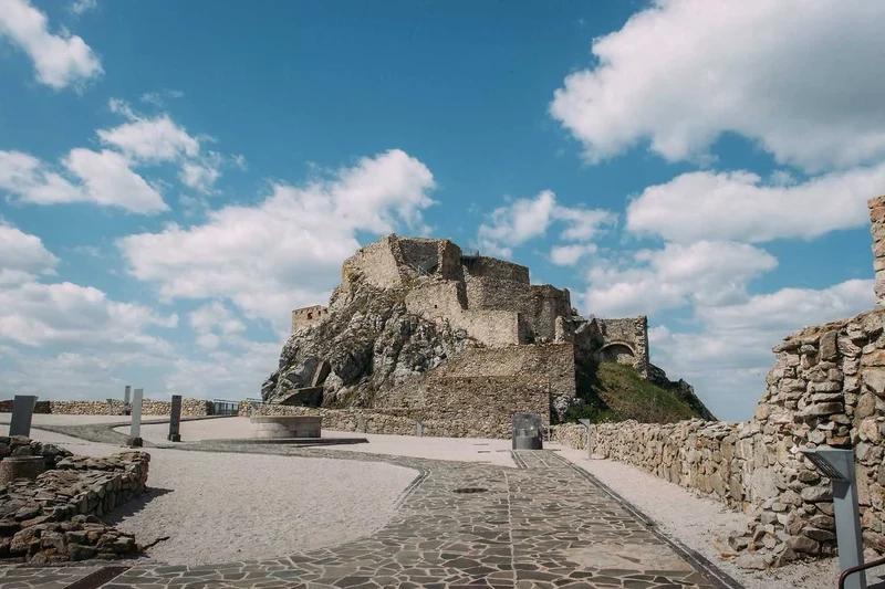 Čiastočné zatmenie slnka na Hrade Devín