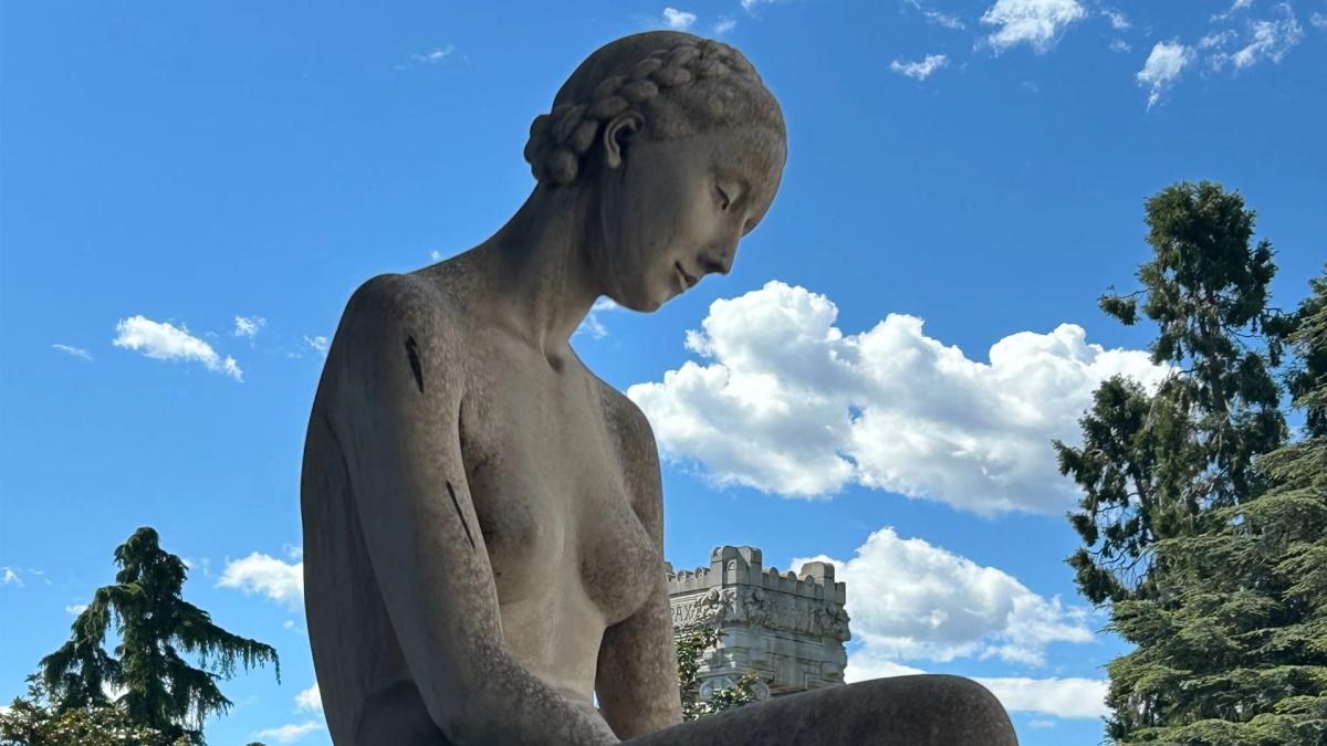 Artistic Visit to Cimitero Monumentale: bring your camera and/or sketchbook