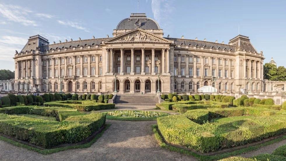 🏰 A Royal Afternoon: Park Stroll & Palace Visit