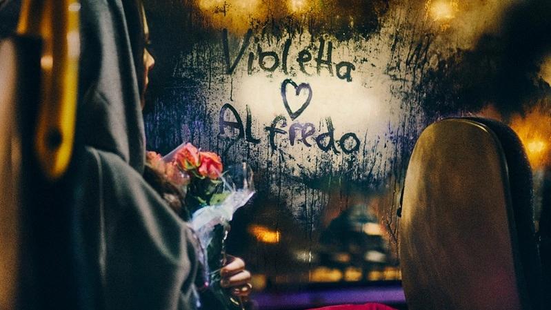 Violetta tar bussen. (kl 17.30)