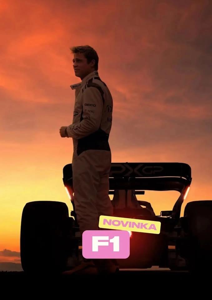 Promítání F1 na střeše Prahy