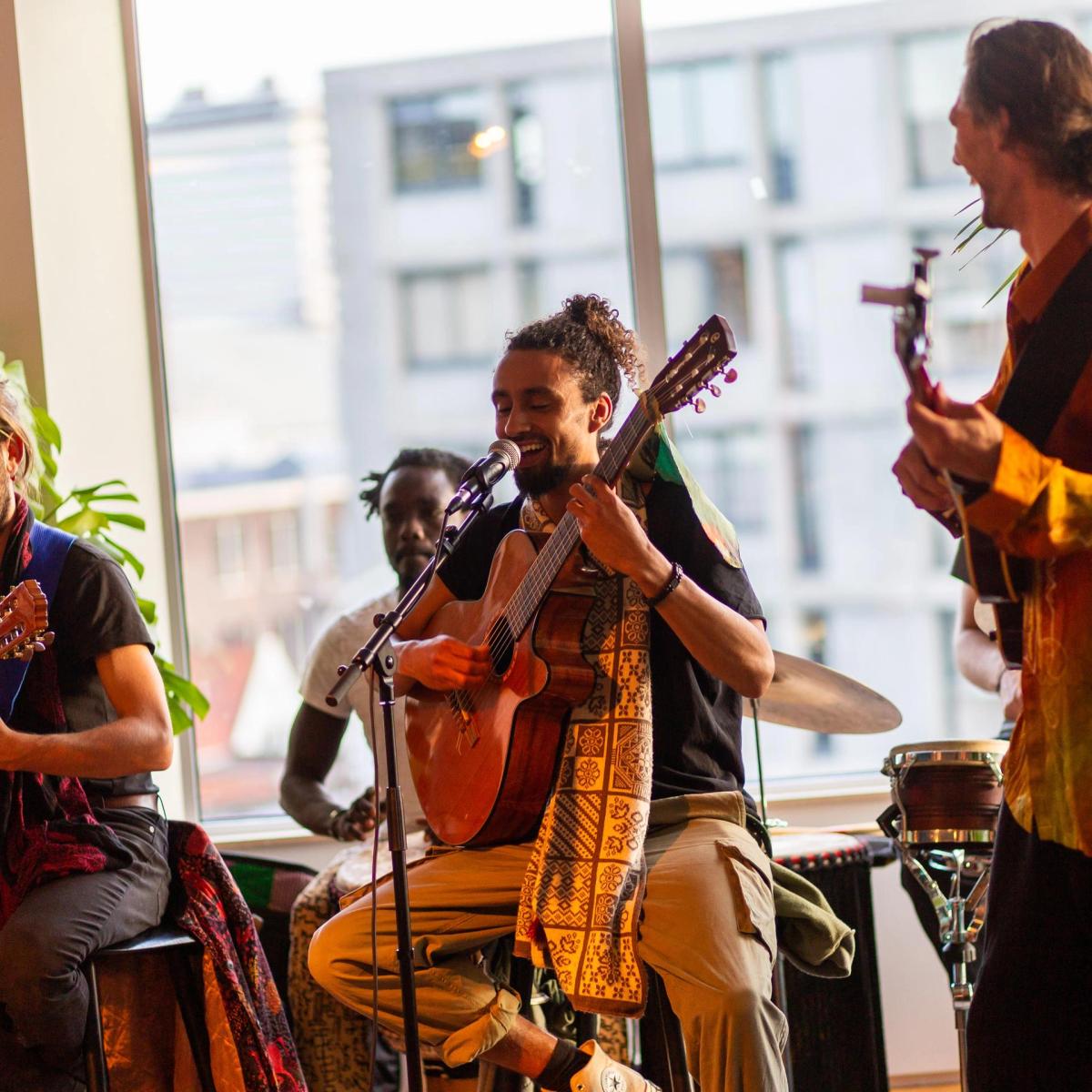 🎶 La Fête de la Musique sur le Rooftop de Zoku Paris : Brunch & 5 heures de Live 🎸🎹🎤