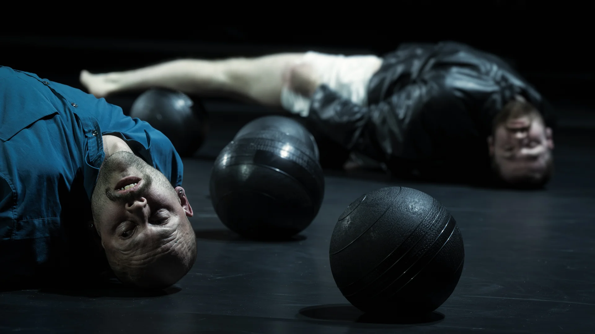 DANS MITT PÅ TORGET ÖVER TROTTOAREN