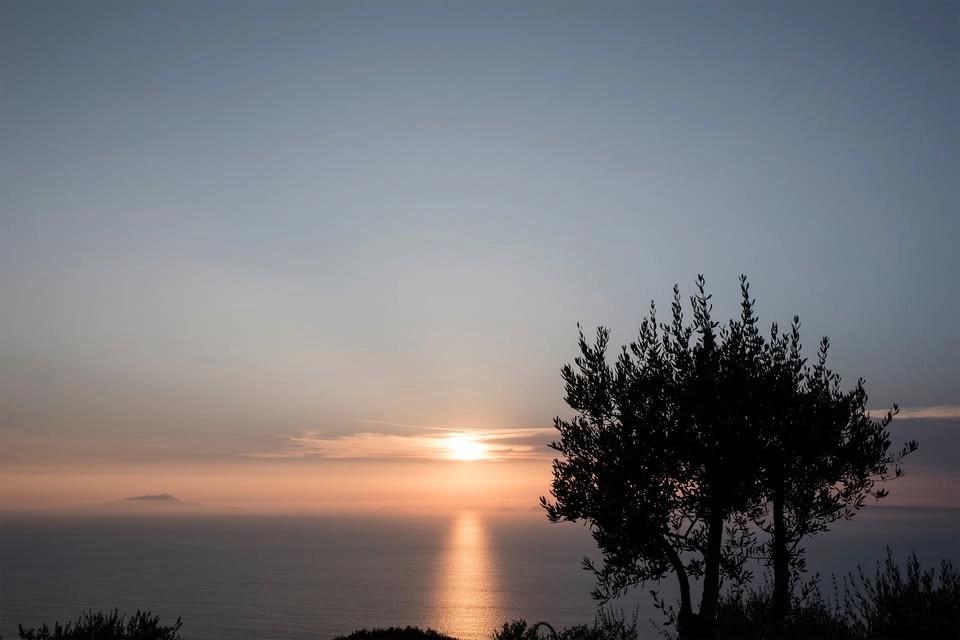 Il Sentiero delle Mietitrici: trekking al tramonto e cena contadina con famiglia locale