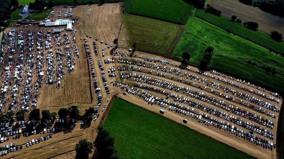 Foire Aux Puces - La Chapelle-Urรฉe
