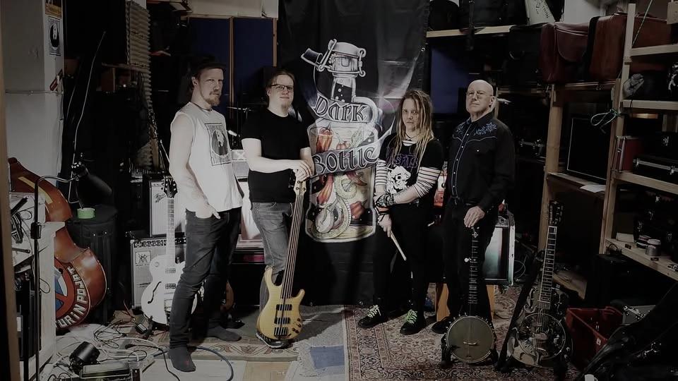 Dark Bottle (Doombilly, Finnland) // New York Wannabes (Garage Blues Punk Indie, Darmstadt)