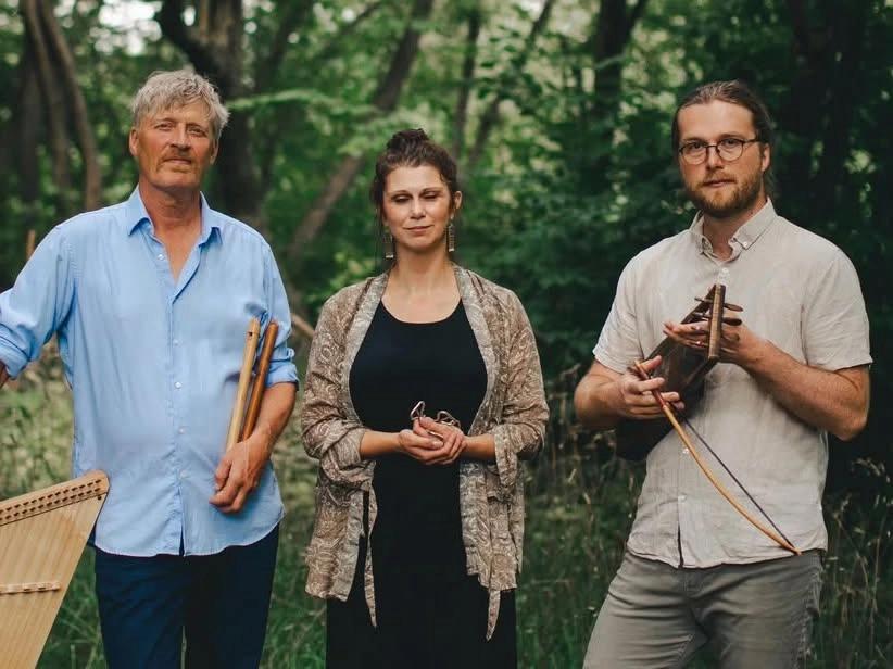 Midsommerpicnic & Folkedans: Udendørskoncert med Guldganger