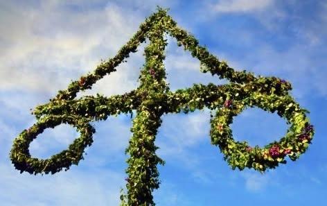 KlÀ midsommarstÄngen i Norrhults Folketspark