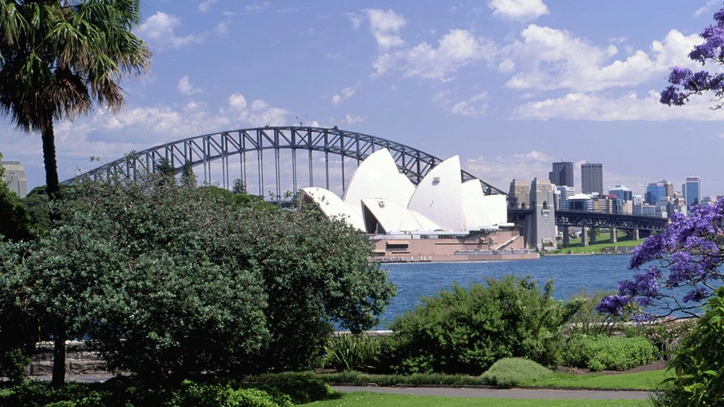 Embrace art & sun: 🌅🌳Botanic Garden🏃♀️ 🏃♂️Walk thru Art Gallery🖼️🏛️