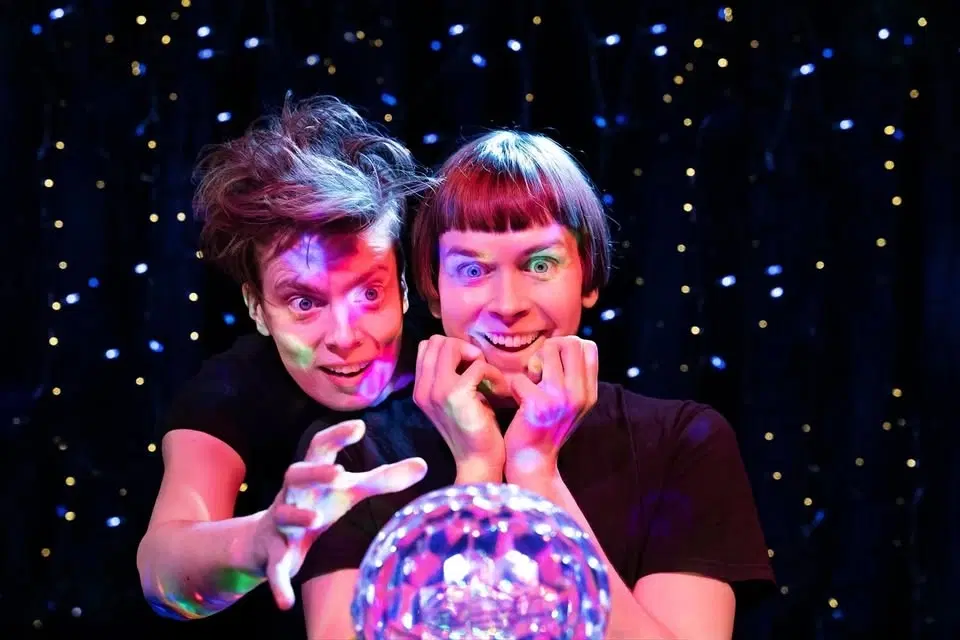 Föreställningen Stjärnhimlar – med efterföljande glitterpyssel!