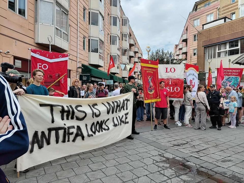 Grønland er vårt, ingen rasister på Grønland!