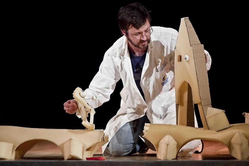 O nešťastném staviteli