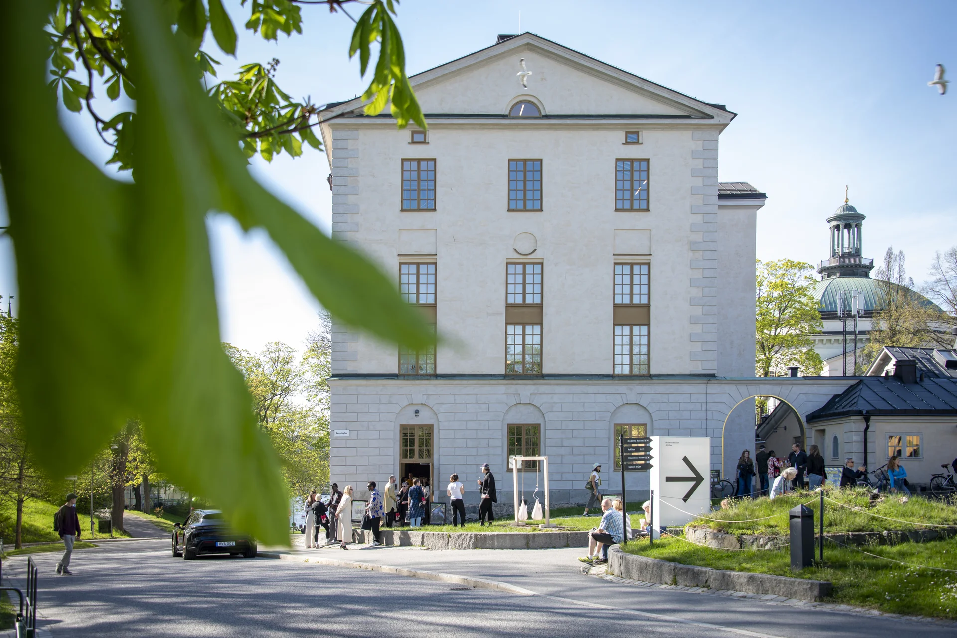 Träkonst och konsert med grenar & stenar