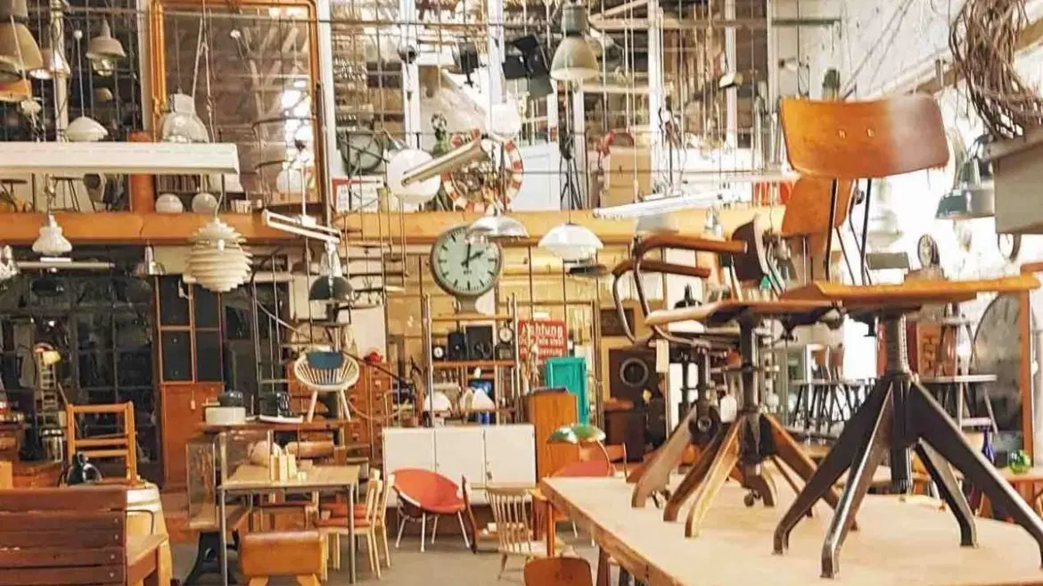 Second hand/antique store tour