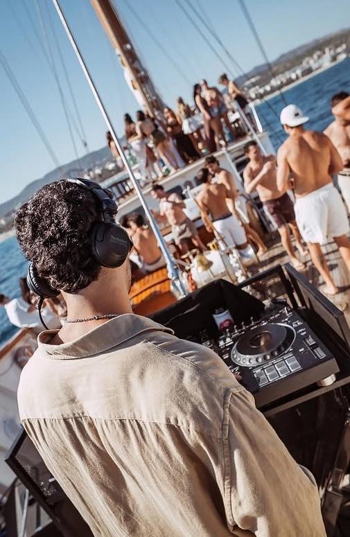 DUSKGROOVE X MOONLAB pres. Boat Party Experience