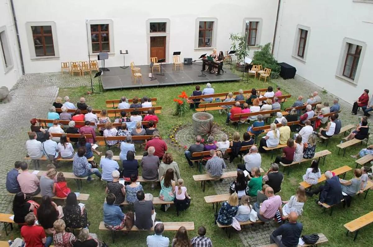 Koncert v rajské zahradě kláštera augustiniánů
