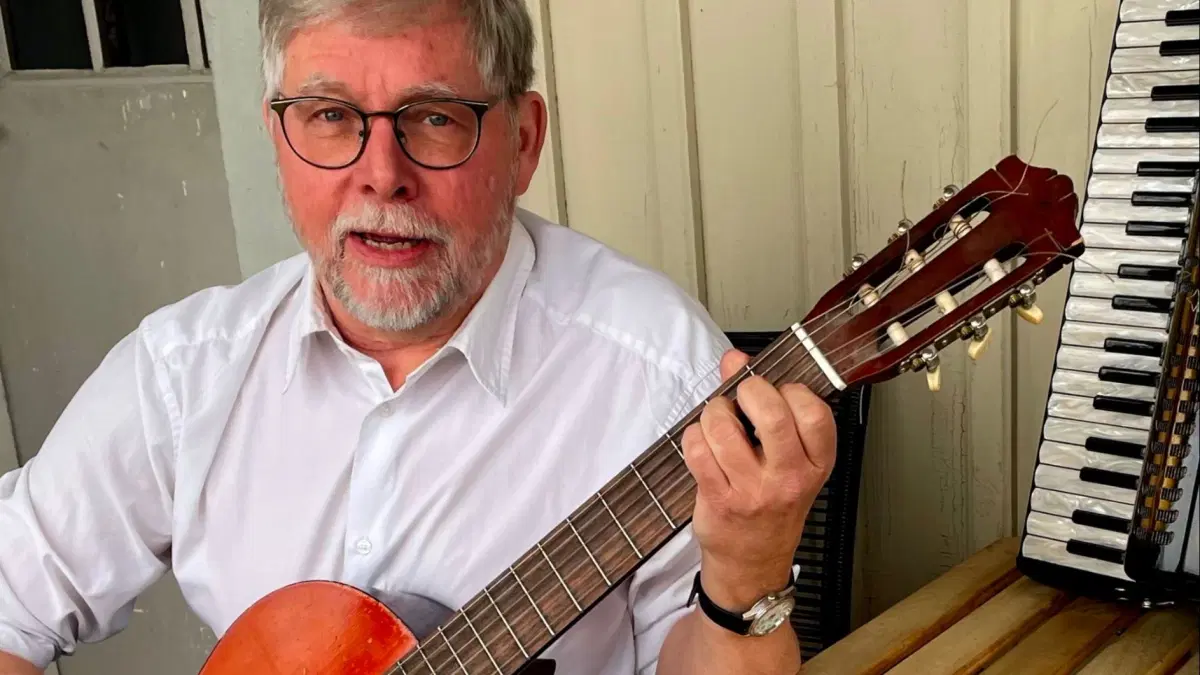 Trubaduren Thomas Carlsén och Riksspelman Leif Johansson spelar Dan Andersson