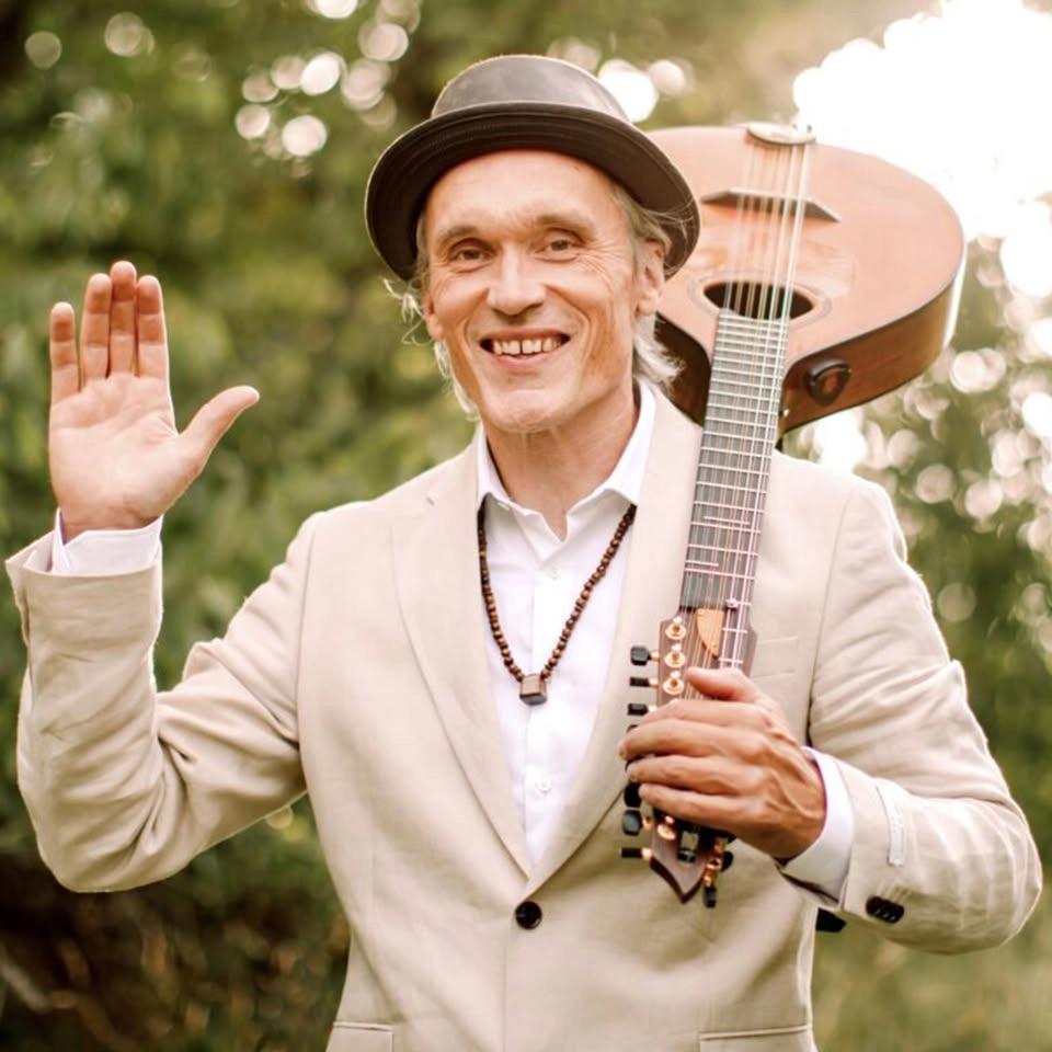 Folkmusik i försommarkväll - Strövtåg i folkton
