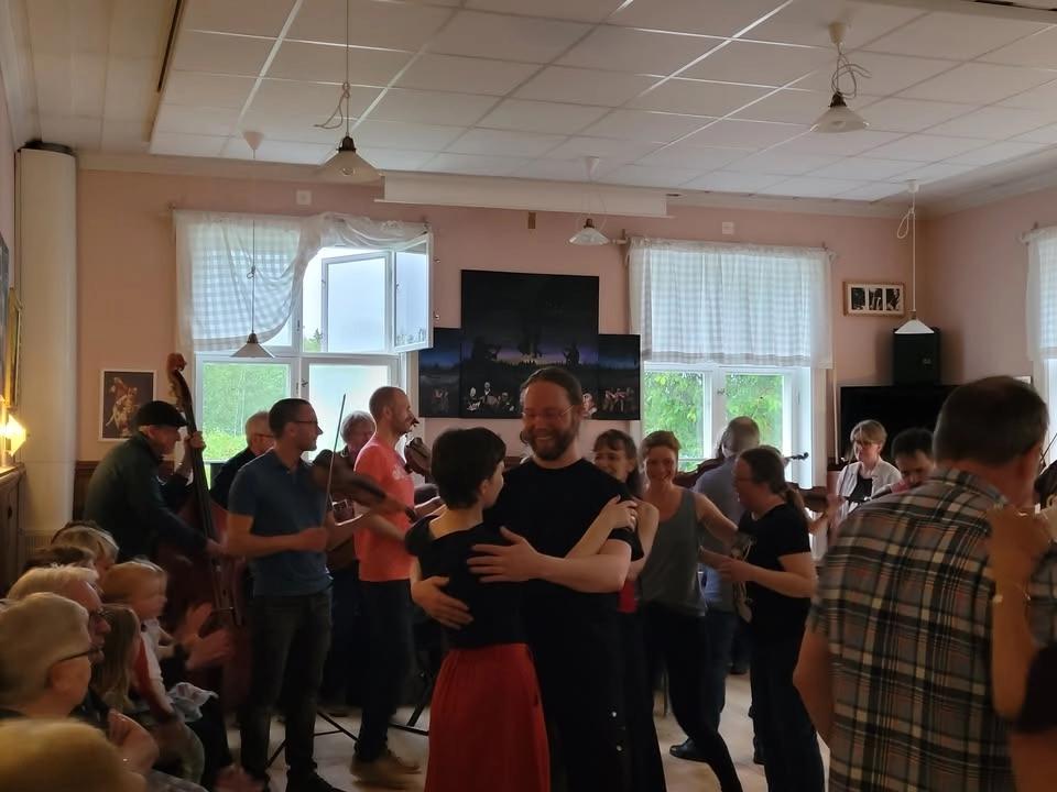 Folkdanskväll med spelmän på Ebeneser
