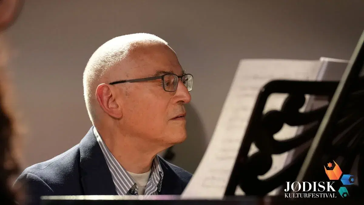 Poul Rosenbaum præsenterer violinist Alana Hjort