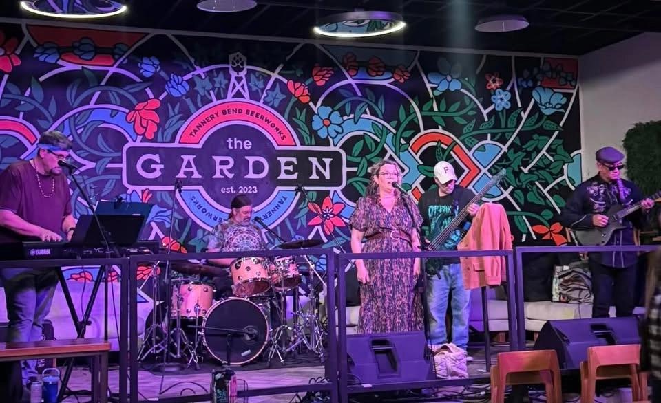People of Earth at The Garden!
