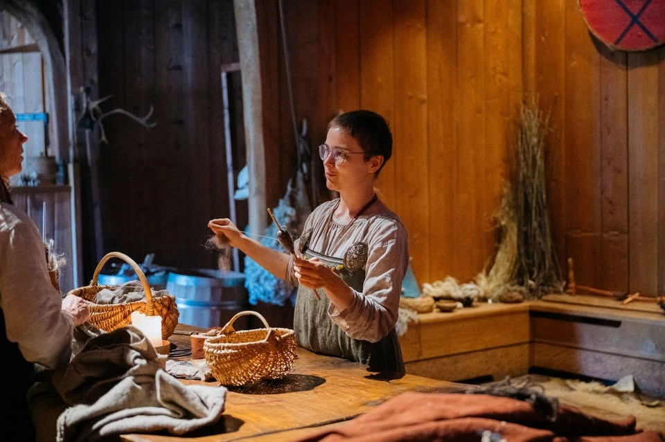 Vikingsommer uke 1: Spinn, vev og farg!