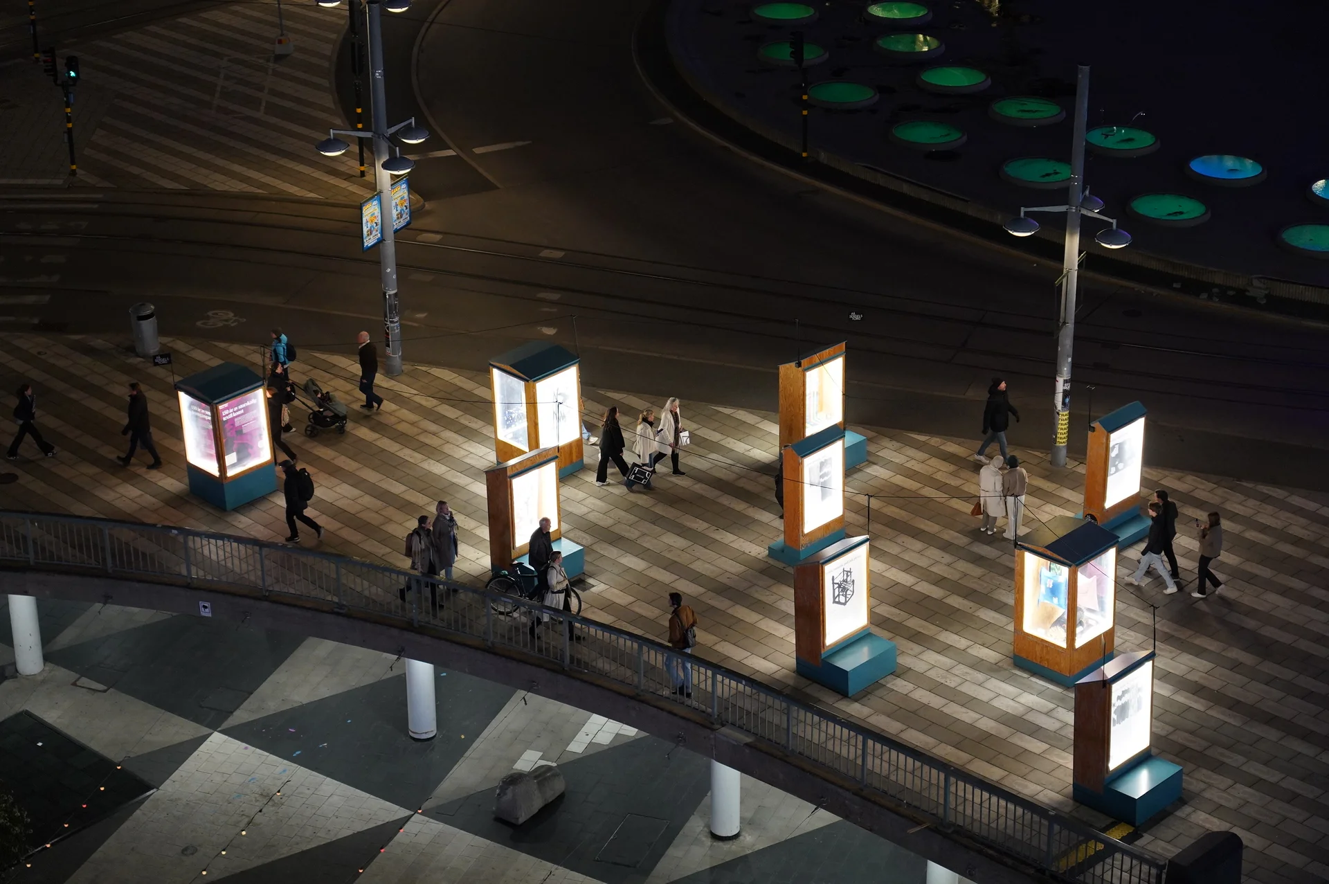 Linjer, trådar och lite trassel + installationen ”TRIBUN”