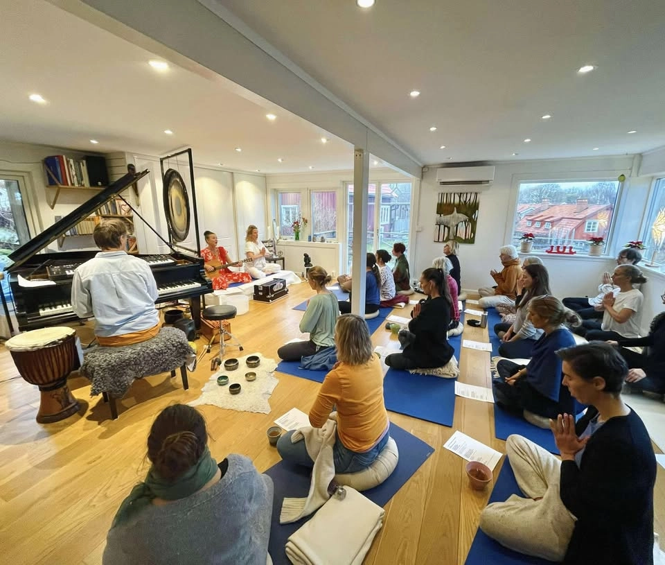 Kirtan på Brännö – Hälsa våren med mantrasång!