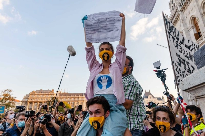 Performing Democracy Under Illiberalism