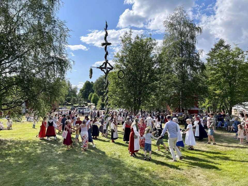 Midsommarfirande på Garpenbergs gammelgård