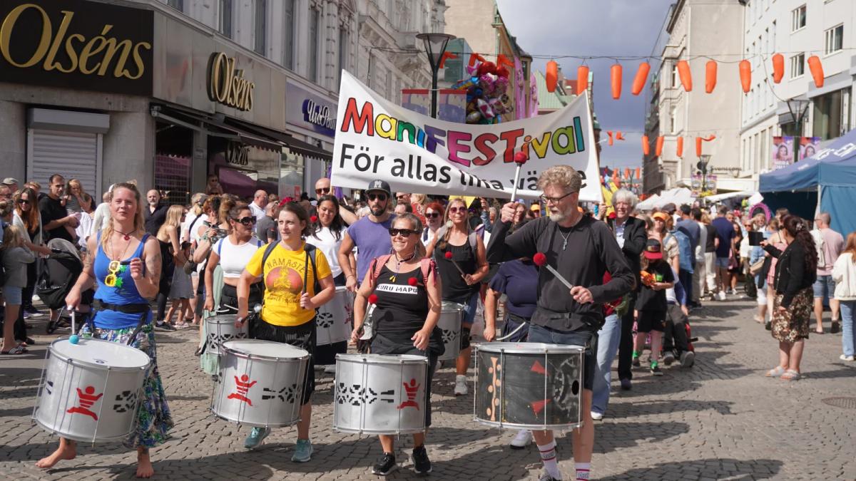 Parad med ManiFESTivalen